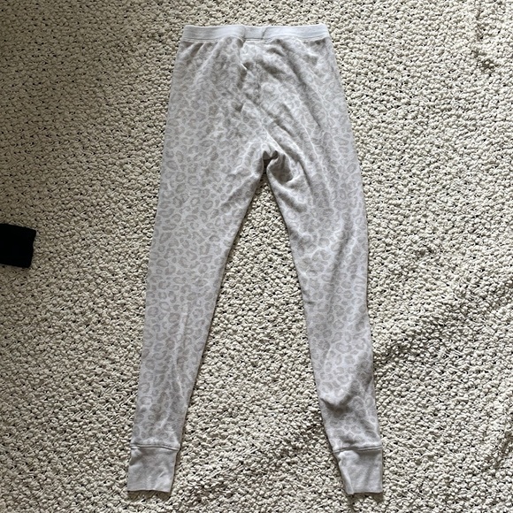 🤍 Old Navy Thermal Knit Pajama Leggings in Snow Leopard 🤍 - Picture 6 of 7